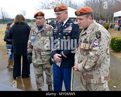 Stati Uniti Esercito pensionato Sgt. 1. Classe Giuseppe Casper, sinistra, un fante dal 2 ° brigata Combat Team (502nd Reggimento di Fanteria) "sciopero", Col. Giovanni speranza, centro, un veterano del 502ND e Sgt. Michael Sinko, a destra, un fante e il veterano del 502nd cercare i nomi dei colleghi membri di unità sul Gander Memorial wall all'inizio della cerimonia di commemorazione a Fort Campbell, Ky. il 12 dicembre, 2016. La cerimonia ha onorato la 248, 3° Battaglione, 502nd Reggimento di Fanteria i soldati che hanno perso la vita in un tragico incidente aereo in Gander, Terranova, Canada il 12 dicembre, 1985. I soldati sono stati retur Foto Stock