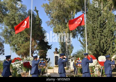 Turkish Air Force membri assegnati alla decima base petroliera salutate come essi passano una statua di Mustafa Kemal Ataturk durante una cerimonia commemorativa nov. 10, 2016 a Incirlik Air Base, Turchia. Mustafa Kemal, in riconoscimento del suo impegno, è stato dato il cognome "Ataturk", che significa "padre dei Turchi". (U.S. Air Force foto di Senior Airman Giovanni Nieves Camacho) Foto Stock