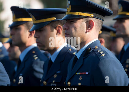 Turkish Air Force membri assegnati al decimo Tanker la base di supporto in formazione durante una cerimonia in memoria di Mustafa Kemal Ataturk nov. 10, 2016 a Incirlik Air Base, Turchia. Quest anno segna il 78° anniversario di Ataturk la morte. (U.S. Air Force foto di Senior Airman Giovanni Nieves Camacho) Foto Stock