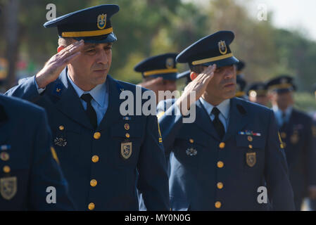 Turkish Air Force membri assegnati al decimo Tanker Base saluta rendering durante una cerimonia in memoria di Mustafa Kemal Ataturk nov. 10, 2016 a Incirlik Air Base, Turchia. La cerimonia si è conclusa con gli onori resi ad una statua di Ataturk. (U.S. Air Force foto di Senior Airman Giovanni Nieves Camacho) Foto Stock