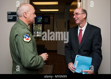 Maxwell AFB, Ala. - Generale di Brigata Christopher Coffelt, Commander, Spaatz centro ufficiale per l'istruzione, incontra Ambasciatore Daniel Shields durante il Dipartimento di Stato per giorni, nov. 18, 2016. (US Air Force foto di Melanie Rodgers Cox/rilasciato) Foto Stock