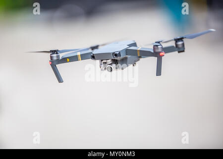 Close-up quadcopter drone con fotocamera battenti nel parco. Foto Stock