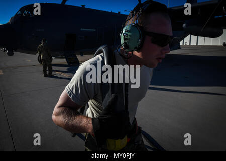 Senior Airman Brandon Conover, 27 particolari operazioni di manutenzione dell'aria Squadron, preparesm un MC-130J Commando II per il volo a Cannon Air Force Base, N.M., 30 maggio 2018. Alcuni di questi aeromobili ha preso al cielo in una notte la formazione di funzionamento. (U.S. Air Force foto di Senior Airman Lane T. Plummer) Foto Stock