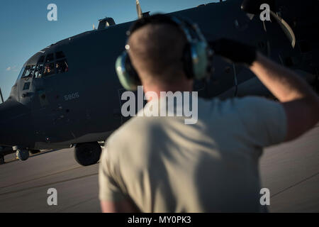 Senior Airman Brandon Conover, 27 Operazioni Speciali aria squadrone Manutenzione impianto idraulico tecnico di sistemi, saluta un MC-130J Commando II pilota durante il decollo a Cannon Air Force Base, N.M., 30 maggio 2018. Conover preparato il suo aereo per la partecipazione ad una operazione di notte che testato aeromobile la formazione di competenze e abilità di cooperativa. (U.S. Air Force foto di Senior Airman Lane T. Plummer) Foto Stock