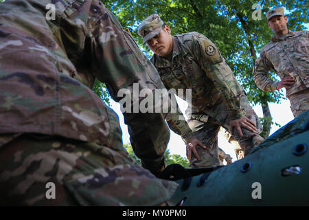 Sgt. Elias Rodriguez (centrale), Whittier, California native, combattere medic con il primo squadrone, 2° reggimento di cavalleria, Soldati insegna come preparare un incidente durante il combattimento ancora di salvezza la formazione con gruppo di combattimento della Polonia a Bemowo Piskie Area Formazione, Polonia, 30 maggio 2018. Gruppo di combattimento della Polonia è un luogo unico e multinazionale di coalizione di Stati Uniti, Regno Unito, croato e soldati rumeni che servono con il polacco della XV Brigata meccanizzata come una forza di dissuasione a sostegno della NATO in avanti rafforzata presenza. (U.S. Esercito foto di Spc. Hubert D. Delany III) Foto Stock