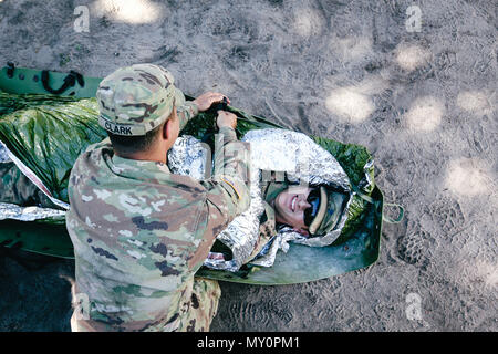 Spc. Steve Scheel (a destra), Mukilteo, nativo di Washington, combattere medic con il primo squadrone, 2° reggimento di cavalleria, insegna Spc. Jamar Clark (sinistra), fante con il primo squadrone, 2° reggimento di cavalleria, come preparare un incidente per evacuazione durante il combattimento ancora di salvezza la formazione con gruppo di combattimento della Polonia a Bemowo Piskie Area Formazione, Polonia, 30 maggio 2018. Gruppo di combattimento della Polonia è un luogo unico e multinazionale di coalizione di Stati Uniti, Regno Unito, croato e soldati rumeni che servono con il polacco della XV Brigata meccanizzata come una forza di dissuasione a sostegno della NATO in avanti rafforzata presenza. (U.S. Esercito foto di Spc. Il mozzo Foto Stock