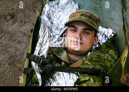 Pvt. Austin Wright, Soddy Daisy, Tennessee native, fante con il primo squadrone, 2° reggimento di cavalleria, viene preparato come un incidente durante il combattimento ancora di salvezza la formazione con gruppo di combattimento della Polonia a Bemowo Piskie Area Formazione, Polonia, 30 maggio 2018. Gruppo di combattimento della Polonia è un luogo unico e multinazionale di coalizione di Stati Uniti, Regno Unito, croato e soldati rumeni che servono con il polacco della XV Brigata meccanizzata come una forza di dissuasione a sostegno della NATO in avanti rafforzata presenza. (U.S. Esercito foto di Spc. Hubert D. Delany III) Foto Stock