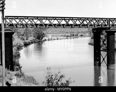 Ponte ferroviario oltre il Fiume Albert, Giugno 1952. Il Brisbane Times 24 marzo 1953 allagato 217248045 ) quando il fiume Albert rose per altezze di inondazione questa mattina gli approcci sul lato Yatala rapidamente sono state coperte e mantenuta fino a tutto il traffico in entrata dalla costa sud di Brisbane. La foto è stata scattata dal vicino Ponte ferroviario mostra zona allagata. Foto Stock