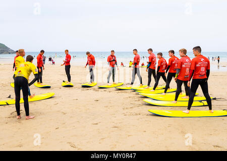 Scuola di Surf lezioni sulla Fistral Beach, Newquay, Cornwall, Regno Unito Foto Stock