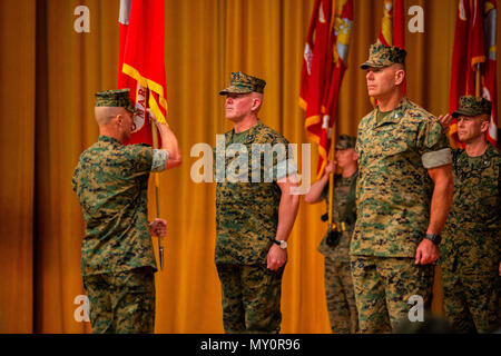 Sgt. Il Mag. James N. Calbough, sinistra, sergente maggiore del 3° Marine Logistics Group, si prepara a passare i colori della terza MLG a Briga. Gen. Daniel B. Conley, centro, in uscita comandante generale della terza MLG Giugno 1, 2018 su Camp Kinser, Okinawa, in Giappone. Conley rinunciato a comando della terza MLG al Col. Ronald C. Braney, destra, comandante della 3° MLG. Conley è nativo di Falmouth, Massachusetts. Braney è un nativo di Stafford, Virginia. Calbough è un nativo di Trenton, Michigan. (U.S. Marine Corps foto di PFC. Contrassegnare Fike) Foto Stock