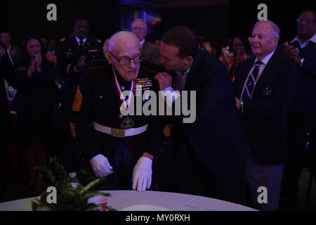 161111-N-TP832-077 Jacksonville, Florida (11 novembre 2016) La città di Jacksonville e il Sindaco di Curry Lenny si congratula con Master Sgt. Harold Davis, USMC (Ret.), per essere riconosciuto come il 2016 veterani parata del giorno "Veterano più antica' durante il sindaco di veterani giorno colazione a Jacksonville. (U.S. Foto di Marina con marinaio Michael Lopez/rilasciato) Foto Stock