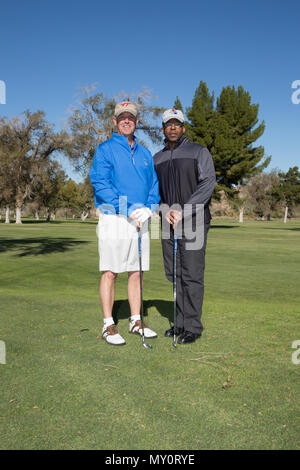 (Sinistra) Brigadiere Generale Kevin Killea, comandante generale, MCI West/MCB Camp Pendleton, e Col. Karega all'inizio del torneo di golf in seguito all'apertura del Marine Memorial Golf a bordo MCLB Barstow, nov. 2. Foto Stock