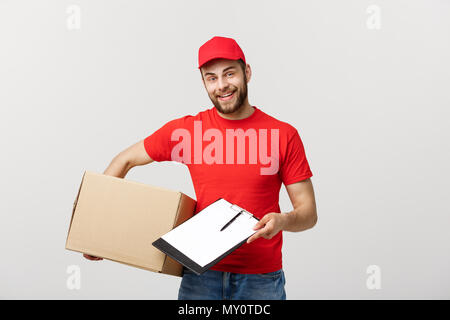 Concetto di consegna: giovane bello uomo di consegna con scatole di carta fornendo un documento da firmare Foto Stock