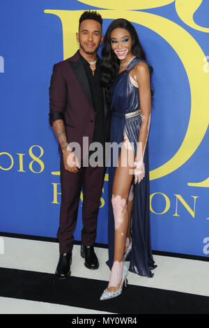 Brooklyn, NY, STATI UNITI D'AMERICA. Il 4 giugno, 2018. Lewis Hamilton e Winnie Harlow al 2018 CFDA Fashion Awards al Brooklyn Museum di New York City il 4 giugno 2018. Credito: John Palmer/media/punzone Alamy Live News Foto Stock