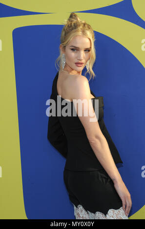 Brooklyn, NY, STATI UNITI D'AMERICA. Il 4 giugno, 2018. Rosie Huntington-Whiteley al 2018 CFDA Fashion Awards al Brooklyn Museum di New York City il 4 giugno 2018. Credito: John Palmer/media/punzone Alamy Live News Foto Stock