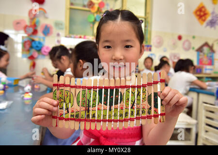 Shijiazhuan, Shijiazhuan, Cina. Il 4 giugno, 2018. Shijiazhuang, Cina-4Giugno 2018: Kids fare artigianato con materiali riciclati in un asilo nido in Shijiazhuang, a nord della Cina di nella provincia di Hebei, segnando la Giornata Mondiale dell Ambiente che cade il 5 giugno di ogni anno. Credito: SIPA Asia/ZUMA filo/Alamy Live News Foto Stock