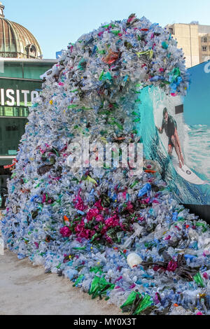 Federation Square, Melbourne, Victoria, Australia - 5 Giugno 2018- 1580 t 'ondata di rifiuti" Corona svelata la 'ondata di rifiuti" a simboleggiare la quantità di plastica entrando in oceano australiano ogni ora.A partire dal primo di luglio 2018 il singolo utilizzo di sacchi saranno soppressi in diversi membri di tutta l'Australia. Credito: Brett keating/Alamy Live News Foto Stock