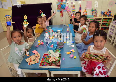 Shijiazhuan, Shijiazhuan, Cina. Il 4 giugno, 2018. Shijiazhuang, Cina-4Giugno 2018: Kids fare artigianato con materiali riciclati in un asilo nido in Shijiazhuang, a nord della Cina di nella provincia di Hebei, segnando la Giornata Mondiale dell Ambiente che cade il 5 giugno di ogni anno. Credito: SIPA Asia/ZUMA filo/Alamy Live News Foto Stock