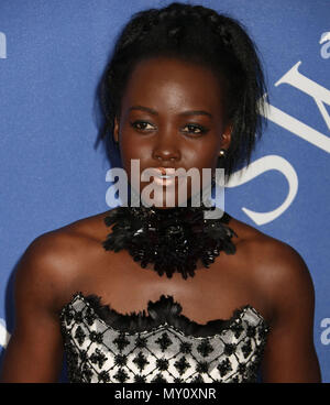 La città di New York, New York, Stati Uniti d'America. Il 4 giugno, 2018. L'attrice Lupita Nyong'o assiste il 2018 CFDA Fashion Awards tenutosi presso il Museo di Brooklyn. Credito: Nancy Kaszerman/ZUMA filo/Alamy Live News Foto Stock