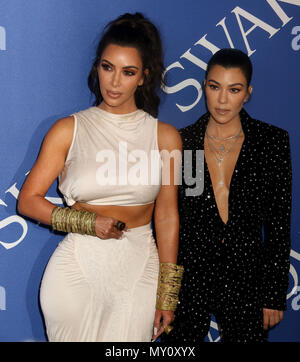 La città di New York, New York, Stati Uniti d'America. Il 4 giugno, 2018. La realtà stelle/sorelle KARDASHIAN KIM e KOURTNEY KARDASHIAN frequentare il 2018 CFDA Fashion Awards tenutosi presso il Museo di Brooklyn. Credito: Nancy Kaszerman/ZUMA filo/Alamy Live News Foto Stock