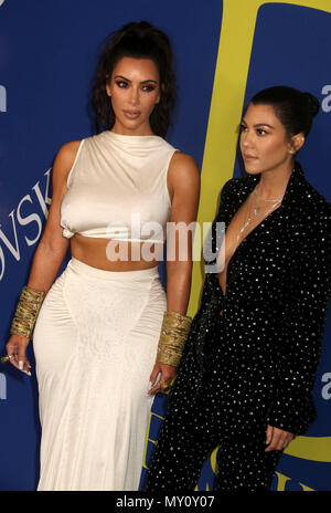 La città di New York, New York, Stati Uniti d'America. Il 4 giugno, 2018. La realtà stelle/sorelle KARDASHIAN KIM e KOURTNEY KARDASHIAN frequentare il 2018 CFDA Fashion Awards tenutosi presso il Museo di Brooklyn. Credito: Nancy Kaszerman/ZUMA filo/Alamy Live News Foto Stock