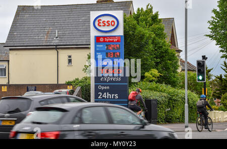 Brighton Regno Unito 5 Giugno 2018 - i prezzi elevati del carburante presso un garage Esso in Brighton questa mattina . I prezzi della benzina sono aumentati in media di 6p di un litro nel maggio che è il più alto aumento mensile poiché il RAC ha iniziato il monitoraggio dei prezzi 18 anni fa. Credito: Simon Dack/Alamy Live News Foto Stock