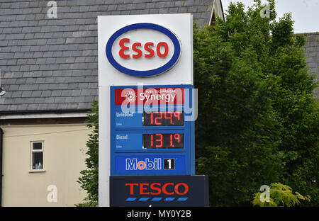 Brighton Regno Unito 5 Giugno 2018 - i prezzi elevati del carburante presso un garage Esso in Brighton questa mattina . I prezzi della benzina sono aumentati in media di 6p di un litro nel maggio che è il più alto aumento mensile poiché il RAC ha iniziato il monitoraggio dei prezzi 18 anni fa. Credito: Simon Dack/Alamy Live News Foto Stock