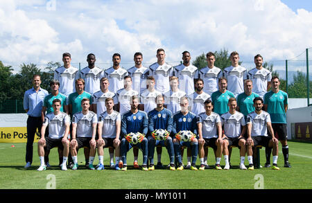 Torna a sinistra Mario Gomez, Antonio Ruediger, Sami Khedira, Mats Hummels, Niklas Suele, Jerome Boateng, Leon Goretzka, Matthias Ginter Jonas Hector. withtlere riga da sinistra a destra Oliver Bierhoff (nazionale manager), allenatore Joachim Loew Jogi, DFB assistant coach Thomas Schneider, Toni Kroos, Julian Draxler, Thomas Mueller, Julian Brandt, Marvin Plattenhardt, DFB assistant coach Marcus Sorg, goalkeeping coach Andreas Koepke, Miroslav KLOSE (DFB-allenatore team). Fila anteriore sinistra a destra Sebastian Rudy, Marco Reus, Timo Werner, Kevin Trapp, portiere Manuel Neuer, portiere Marc-andré ter Stegen, Mesut Oe Foto Stock