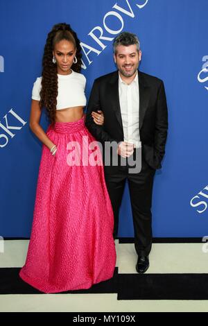 Joan laghetti presso gli arrivi per 2018 CFDA Fashion Awards, Brooklyn Museum, Brooklyn, NY Giugno 4, 2018. Foto di: Jason Mendez/Everett Collection Foto Stock