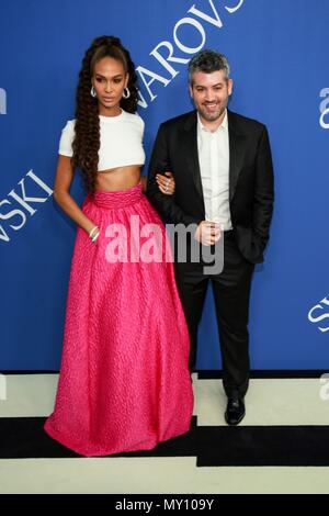 Joan laghetti presso gli arrivi per 2018 CFDA Fashion Awards, Brooklyn Museum, Brooklyn, NY Giugno 4, 2018. Foto di: Jason Mendez/Everett Collection Foto Stock