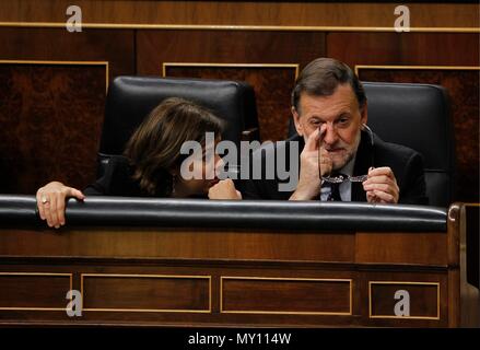 Terzo giorno del dibattito di investitura di Mariano Rajoy (PP), con la seconda votazione anche perso e non è stato eletto presidente. Congresso dei Deputati, Madrid, Spagna il 2 settembre 2016. Foto: Jose L. Cuesta/261/Cordon premere. Mariano Rajoy e Soraya Saenz de Santamaria (PP). Cordon Premere Mariano Rajoy abandona la presidencia del PP: 'Es Lo mejor para el PP, para España y para mí' Mariano Rajoy lascia la presidenza del PP: "è il migliore per la PP, per la Spagna e per me' l'ex-presidente del governo ha detto addio eccitato circa la politica e ha ringraziato il sostegno del suo partito. ' Foto Stock