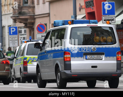 05 giugno 2018, Germania, Halle/Saale: i veicoli della polizia sono alla ricerca di un escape uomo nel centro della citta'. Secondo una dichiarazione di polizia, un 33-anno-vecchio uomo che indossa le manette scappato dalla corte distrettuale di mattina. Foto: Hendrik Schmidt/dpa-Zentralbild/dpa Foto Stock