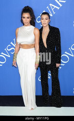 Brooklyn, NY, STATI UNITI D'AMERICA. Il 4 giugno, 2018. Kim Kardashian, Kourtney Kardashia presso gli arrivi per 2018 CFDA Fashion Awards, Brooklyn Museum, Brooklyn, NY Giugno 4, 2018. Credito: Andres Otero/Everett raccolta/Alamy Live News Foto Stock