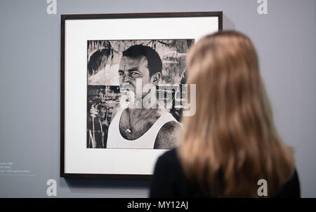 Amburgo, Germania. 05 giugno 2018. Una donna guarda la mostra 'Anton Corbijn - i vivi e i morti" al Bucerius Kunst Forum un ritratto di U2 cantante Bono (1996). Foto: Daniel Reinhardt/dpa Credito: dpa picture alliance/Alamy Live News Foto Stock