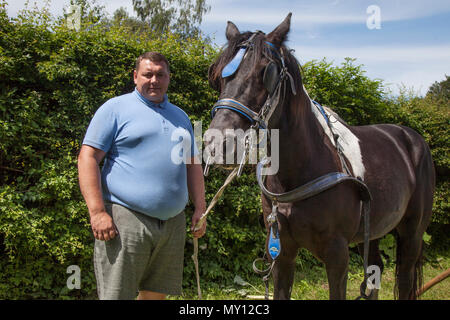 Kirkby Stephen, Cumbria, Regno Unito. 5 Giugno, 2018. Meteo. 05/06/2018. I membri della comunità di viaggio testa per Appleby Horse Fair come le strade in Cumbria & Le Yorkshire Dales offrono il pascolo per il loro cavalli di Cob en-Rout per il loro incontro annuale. La fiera dei cavalli si svolge ogni anno all inizio di giugno. Esso attira circa 10.000 gli zingari e i girovaghi e circa 30.000 altre persone. Piuttosto che un evento organizzato con un programma impostato, è classificato come il più grande zingaro tradizionale fiera in Europa, uno che è come una grande famiglia ottenere insieme. Credito: MediaWorldImas/AlamyLiveNews Foto Stock