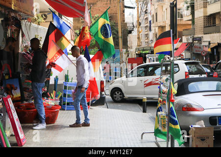 Beirut, Libano. 5 Giugno 2018. Venditori ambulanti a Beirut vendono bandiere in rappresentanza di paesi che saranno concorrenti nei prossimi Mondiali di calcio FIFA in Russia anche se il Libano non è rappresentata vi è un crescente senso di eccitazione prima dell'inizio del torneo internazionale in Russia che inizia il 14 giugno Credito: amer ghazzal/Alamy Live News Foto Stock