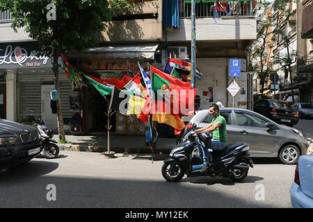 Beirut, Libano. 5 Giugno 2018. Venditori ambulanti a Beirut vendono bandiere in rappresentanza di paesi che saranno concorrenti nei prossimi Mondiali di calcio FIFA in Russia anche se il Libano non è rappresentata vi è un crescente senso di eccitazione prima dell'inizio del torneo internazionale in Russia che inizia il 14 giugno Credito: amer ghazzal/Alamy Live News Foto Stock