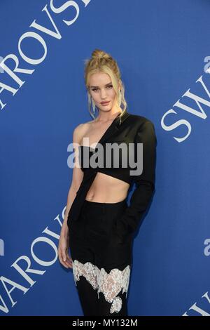 Brooklyn, NY, STATI UNITI D'AMERICA. 5 Giugno, 2018. Rosie Huntington-Whiteley presso gli arrivi per 2018 CFDA Fashion Awards, Brooklyn Museum, Brooklyn, NY Giugno 5, 2018. Credito: Eli Winston/Everett raccolta/Alamy Live News Foto Stock