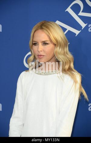 Brooklyn, NY, STATI UNITI D'AMERICA. 5 Giugno, 2018. Rachel Zoe presso gli arrivi per 2018 CFDA Fashion Awards, Brooklyn Museum, Brooklyn, NY Giugno 5, 2018. Credito: Eli Winston/Everett raccolta/Alamy Live News Foto Stock