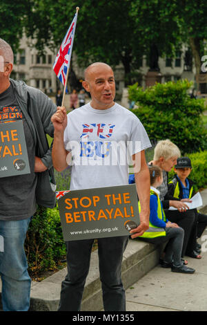 Londra, Regno Unito. 5° giu, 2018. Uomo con FU maglietta dell'UE chiede l'immediata Brexit Credito: Alex Cavendish/Alamy Live News Foto Stock