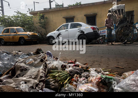 Kolkata, India. 5 Giugno, 2018. Immondizia di plastica è visto accanto a una strada in Kolkata, India, Giugno 5, 2018. La Giornata Mondiale dell Ambiente è commemorata annualmente il 5 giugno. Il tema di questo anno è "Beat inquinamento plastica". Credito: Tumpa Mondal/Xinhua/Alamy Live News Foto Stock