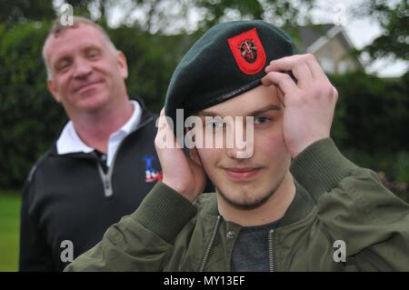 Leeds, West Yorkshire. 5 Giugno, 2018. HATS OFF TO CHRIS: Esercito speranzoso Chris Collington, da Leeds, mostra off un berretto verde, inviato da lui da US Army veterano Capt Mike Rose di Huntsville, Alabama. Chris è stato recentemente rifiutato l'ingresso all'Esercito britannico per motivi medici ma ha ricevuto Capt di Rosa berretto verde che ha vinto in Vietnam, come un mezzo di incoraggiamento. Capt Rose è stato determinante in un incursione nel Laos Chiamati Operazione di Vento in coda per il quale ha ricevuto la medaglia d'onore da Donald Trump in ottobre 2017. Credito: David Hickes/Alamy Live News Foto Stock