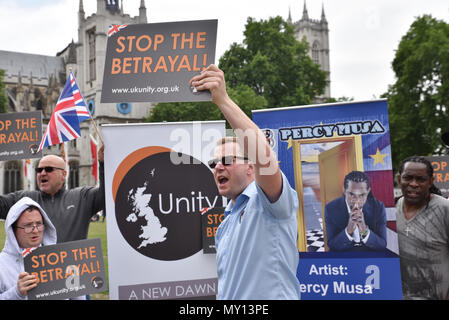 Westminster, Londra, Regno Unito. 5 Giugno 2018. Regno Unito Unity un pro-Brexit organizzazione richiede che il Regno Unito di lasciare l'UE immediatamente, dimostrando al di fuori di Downing Street e il Parlamento. Credito: Matteo Chattle/Alamy Live News Foto Stock