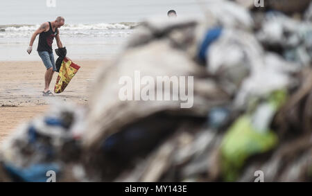 Mumbai, India. 5 Giugno, 2018. Un volontario raccoglie in plastica e altri materiali riciclabili al mare in Mumbai, India, Giugno 5, 2018. La Giornata Mondiale dell Ambiente è commemorata annualmente il 5 giugno. Il tema di questo anno è "Beat inquinamento plastica". Credito: Stringer/Xinhua/Alamy Live News Foto Stock