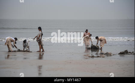 Mumbai, India. 5 Giugno, 2018. I volontari di raccogliere in plastica e altri materiali riciclabili al mare in Mumbai, India, Giugno 5, 2018. La Giornata Mondiale dell Ambiente è commemorata annualmente il 5 giugno. Il tema di questo anno è "Beat inquinamento plastica". Credito: Stringer/Xinhua/Alamy Live News Foto Stock