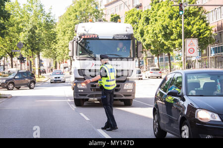 05 giugno 2018, Germania Amburgo: un funzionario di polizia tirando su un carrello per controllare il carrello adherance al divieto di diesel lungo la Stresemannstrasse. Esiste un divieto attualmente in vigore lungo alcune strade nel quartiere Altona di Amburgo contro i veicoli con motori diesel certificato fino alla norma Euro5. Foto: Daniel Bockwoldt/dpa Foto Stock