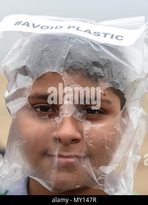 Mumbai, India. 5 Giugno, 2018. Un volontario che mette su un sacchetto di plastica con uno slogan "evitare" in plastica al mare in Mumbai, India, Giugno 5, 2018. La Giornata Mondiale dell Ambiente è commemorata annualmente il 5 giugno. Il tema di questo anno è "Beat inquinamento plastica". Credito: Stringer/Xinhua/Alamy Live News Foto Stock