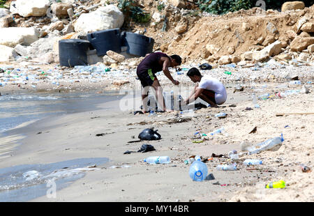 Beirut, Libano. 5 Giugno, 2018. Due uomini controllare le proprie catture su una costa inquinata a Beirut, Libano, il 5 giugno 2018. Il litorale libanese soffre di grave inquinamento. Credito: Bilal Jawich/Xinhua/Alamy Live News Foto Stock