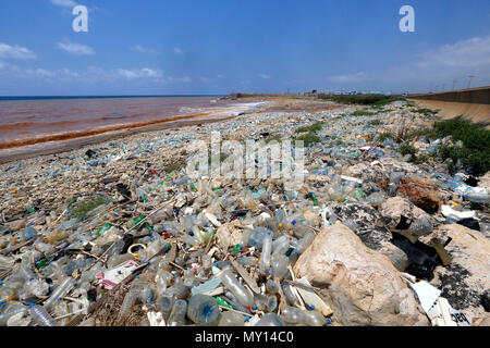 Beirut. 5 Giugno, 2018. Foto scattata il 5 giugno 2018 mostra i rifiuti sulla costa a Beirut, in Libano. Il litorale libanese soffre di grave inquinamento. Credito: Bilal Jawich/Xinhua/Alamy Live News Foto Stock