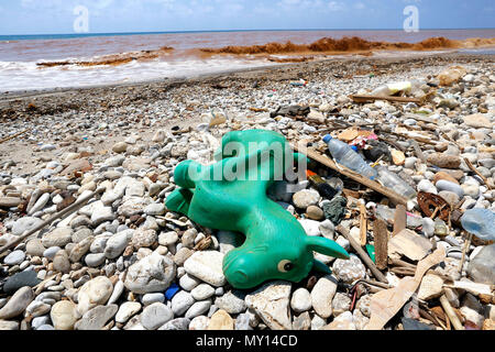 Beirut. 5 Giugno, 2018. Foto scattata il 5 giugno 2018 mostra i rifiuti sulla costa a Beirut, in Libano. Il litorale libanese soffre di grave inquinamento. Credito: Bilal Jawich/Xinhua/Alamy Live News Foto Stock